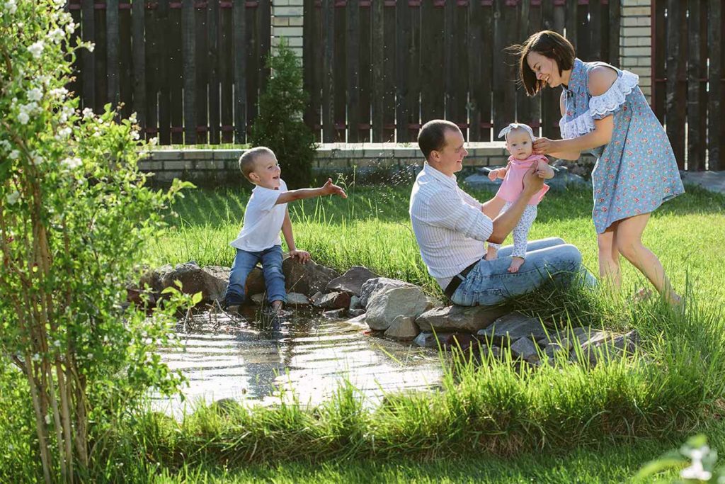 Familie am Teich