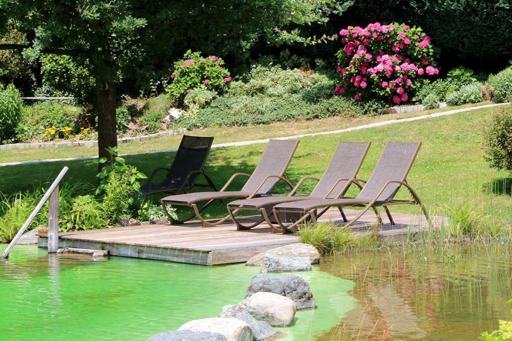 Sonnenliegen am Schwimmteich