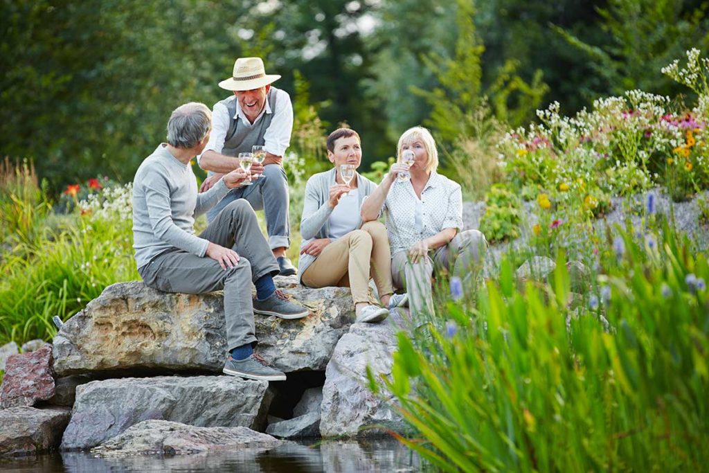 Freunde sitzen am Teich